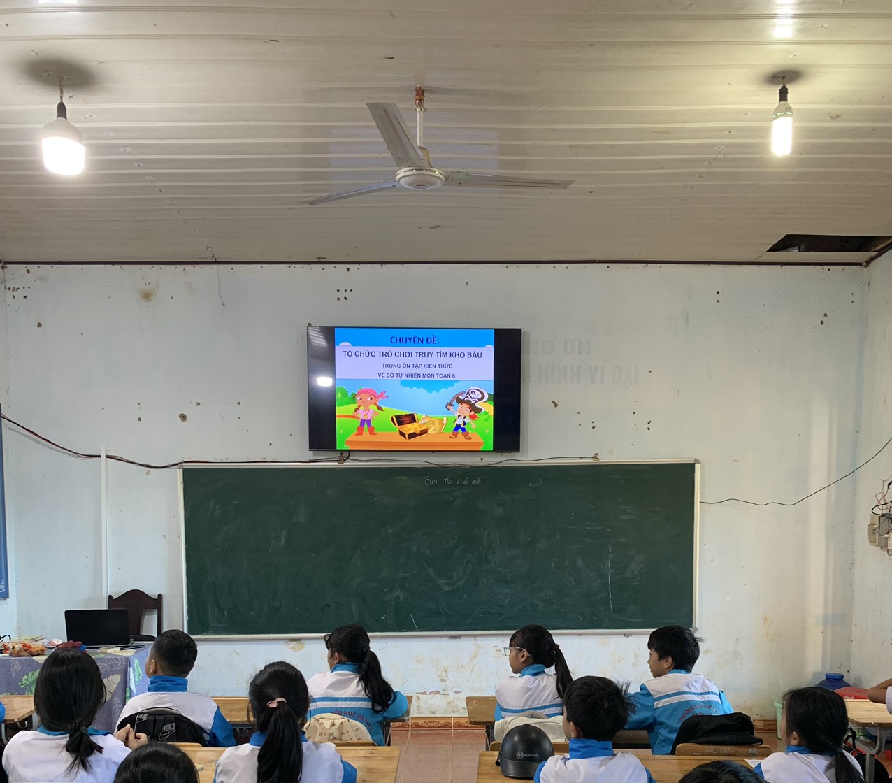 Hình 1. Học sinh lớp 6A trong tiết chuyên đề: Tổ chức trò chơi truy tìm kho báu trong ôn tập kiến thức về số tự nhiên môn Toán 6